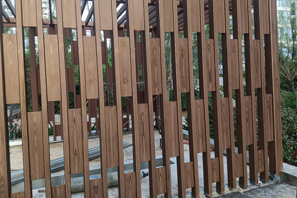 山東省煙臺市福山開發區國奧天地  鋼構廊架木紋漆施工項目